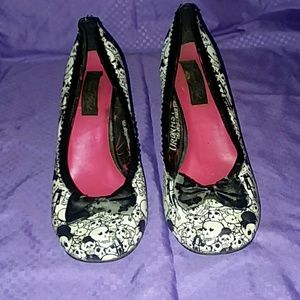 Heels with skulls on them